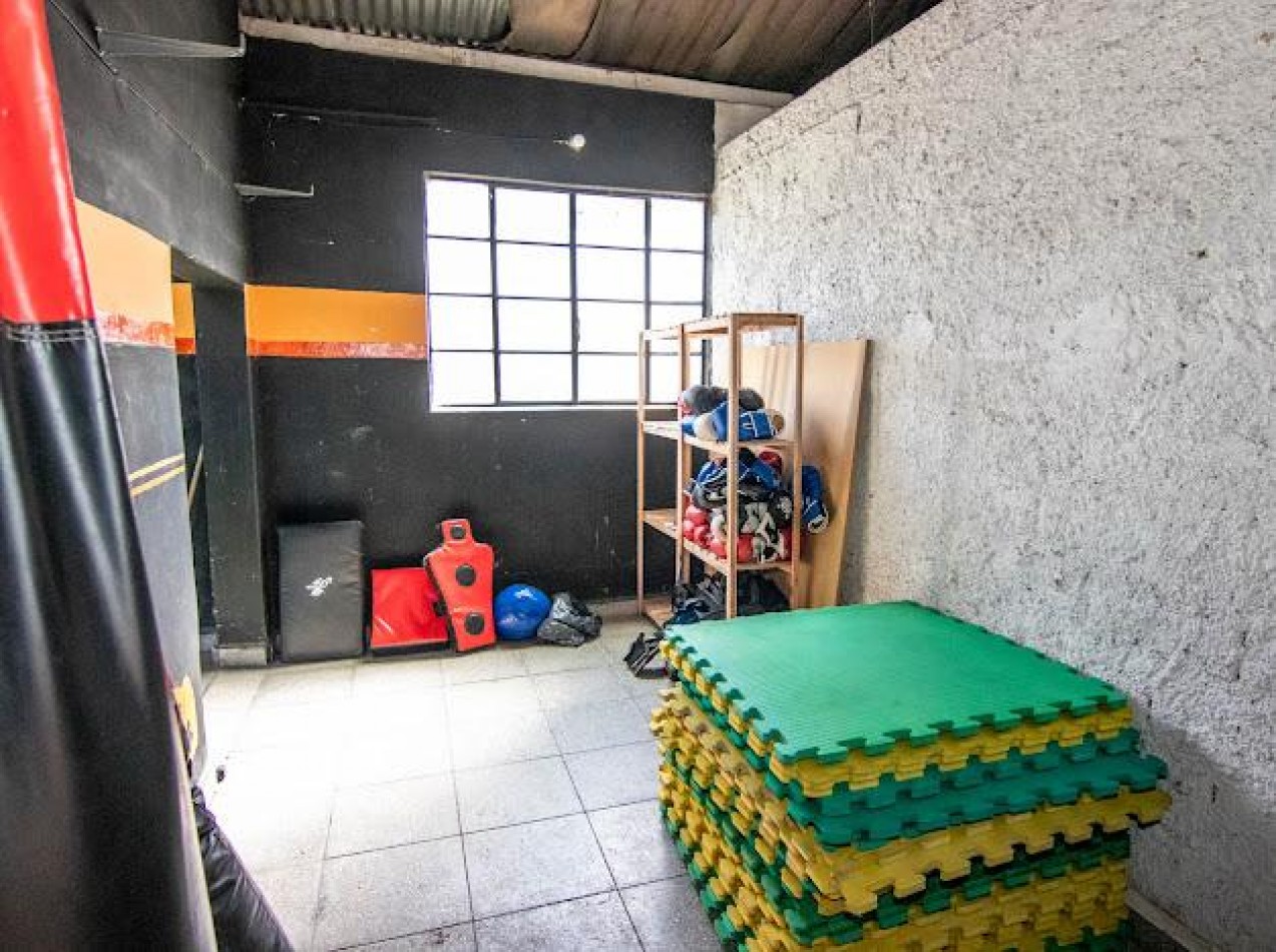 Lote con Construcciones y Renta en Zona Semi Centrica - Ideal Desarrollo