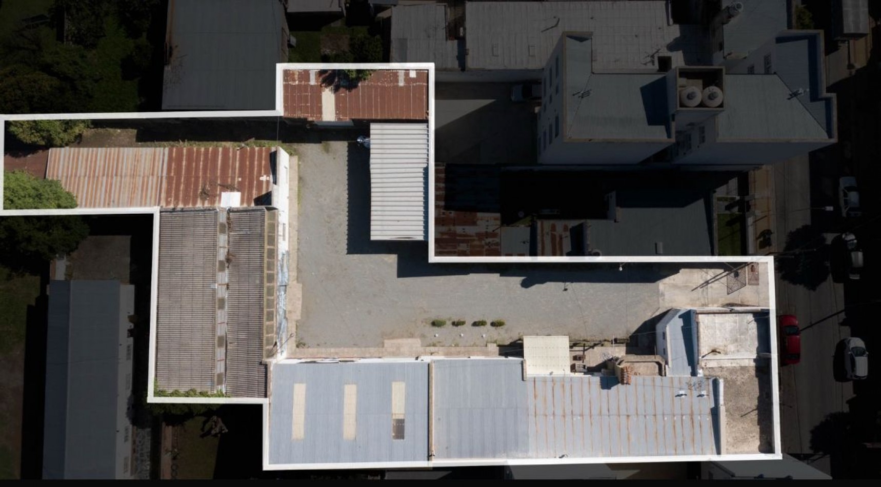 Lote con Construcciones y Renta en Zona Semi Centrica - Ideal Desarrollo
