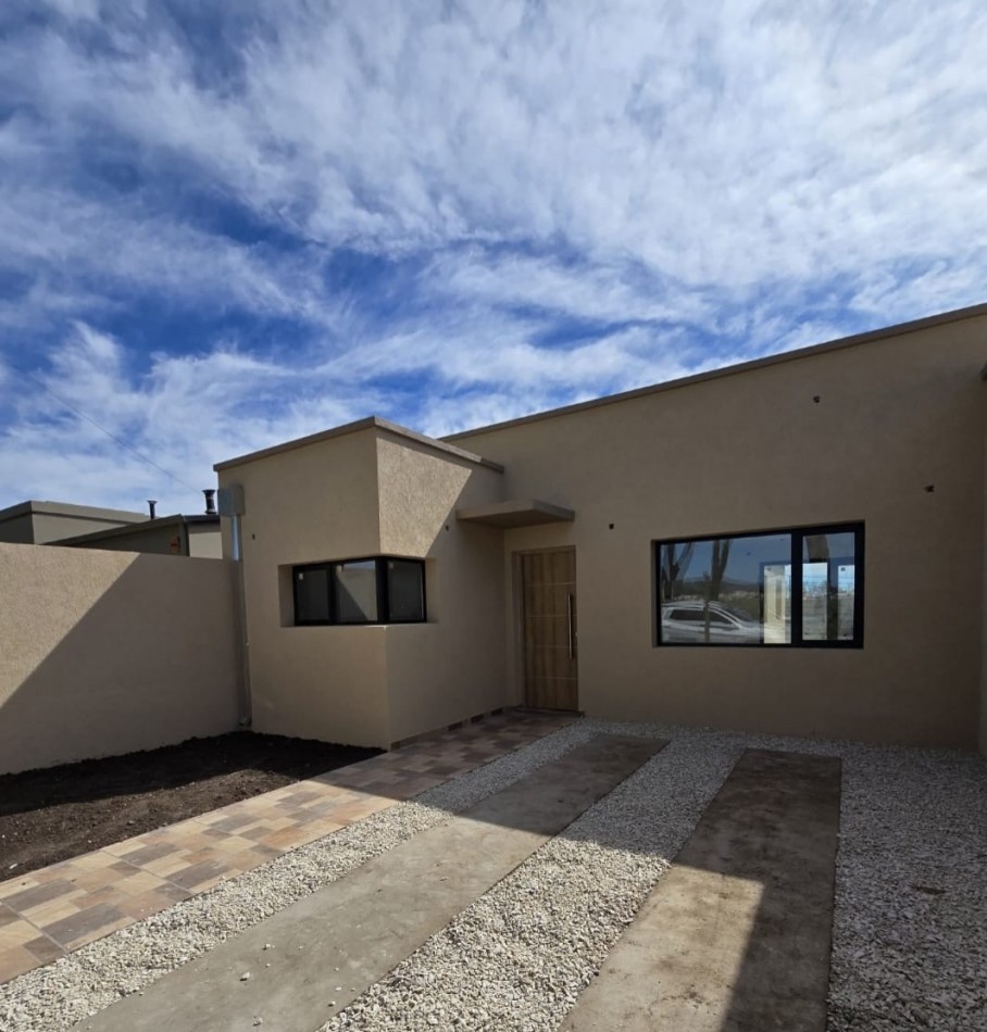 VENTA CASA A ESTRENAR 2 DORMITORIOS Y PATIO VERDE 