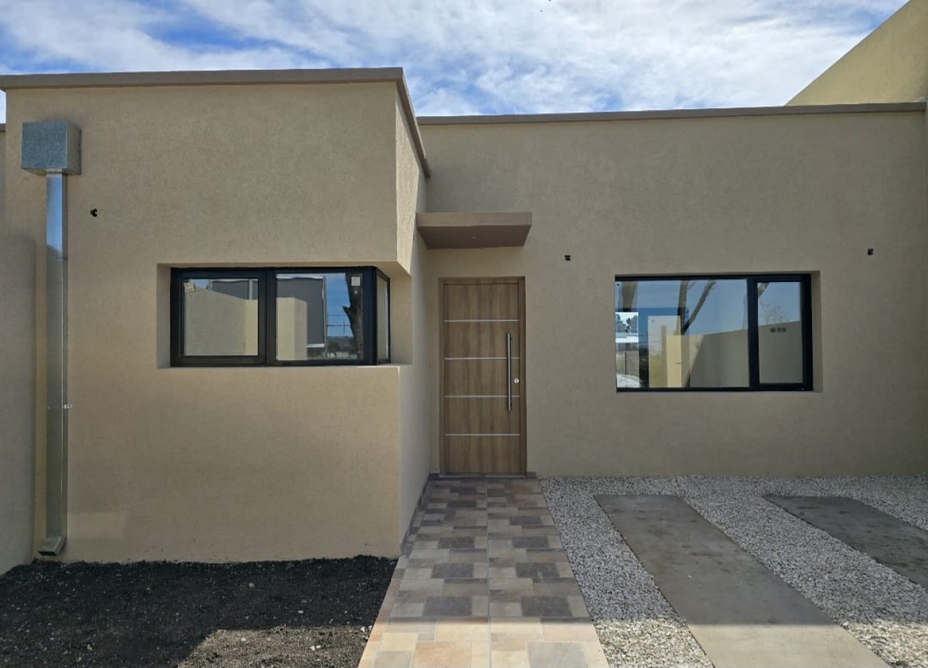 VENTA CASA A ESTRENAR 2 DORMITORIOS Y PATIO VERDE 