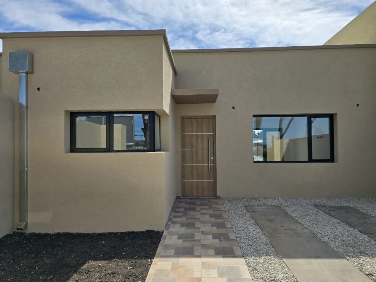 VENTA CASA A ESTRENAR 2 DORMITORIOS Y PATIO VERDE 