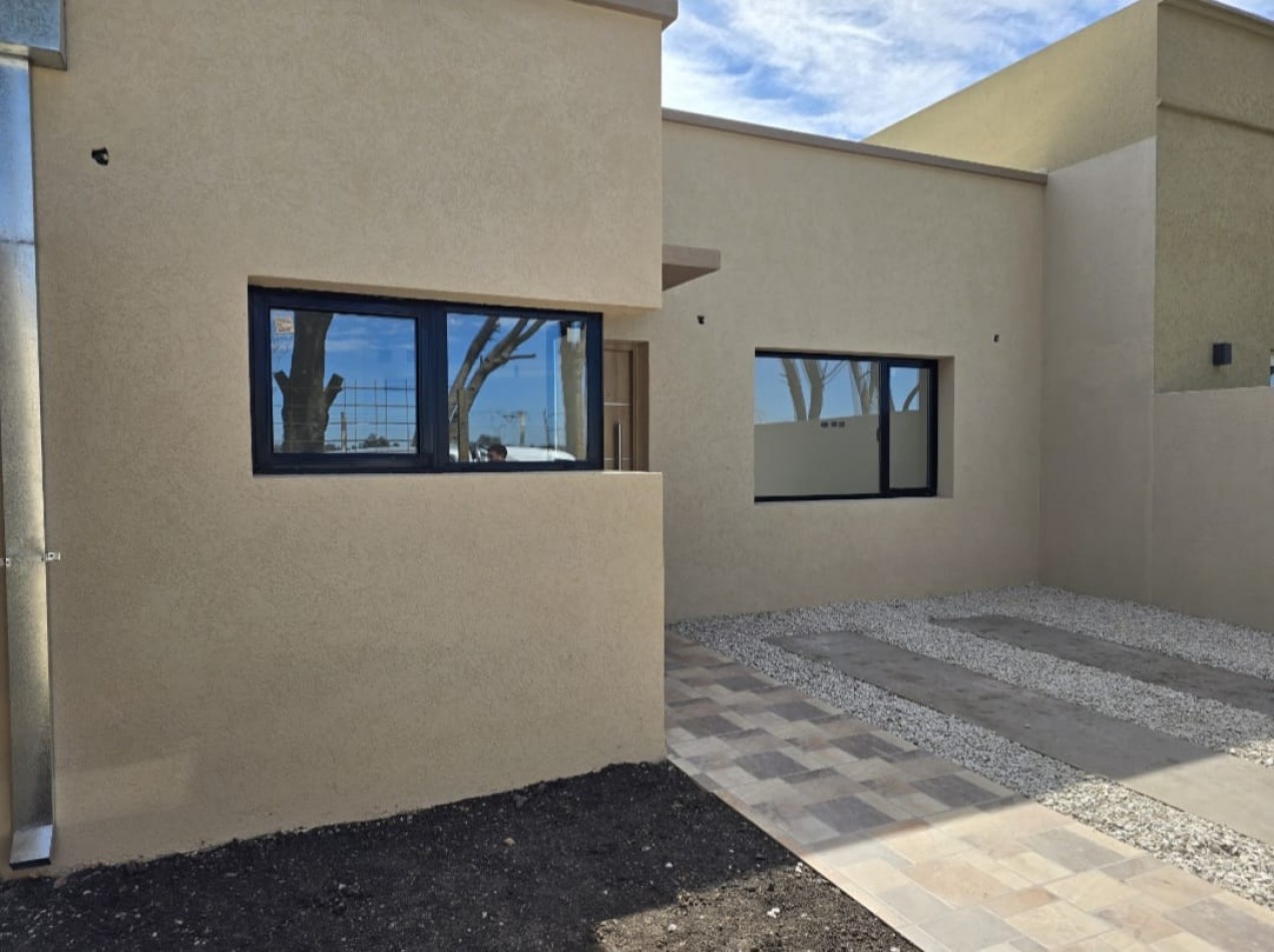 VENTA CASA A ESTRENAR 2 DORMITORIOS Y PATIO VERDE 