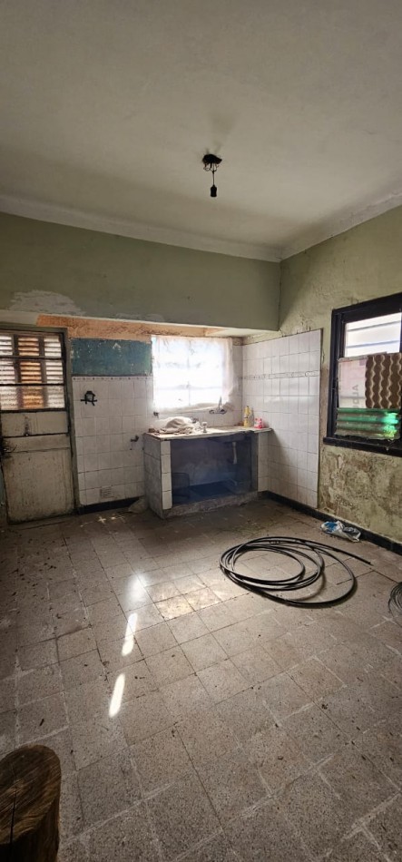 VENTA LOTE DE 469 MTS CON CASA + DEPTO INTERNO A RECICLAR 