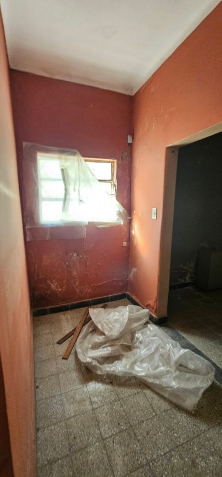 VENTA LOTE DE 469 MTS CON CASA + DEPTO INTERNO A RECICLAR 