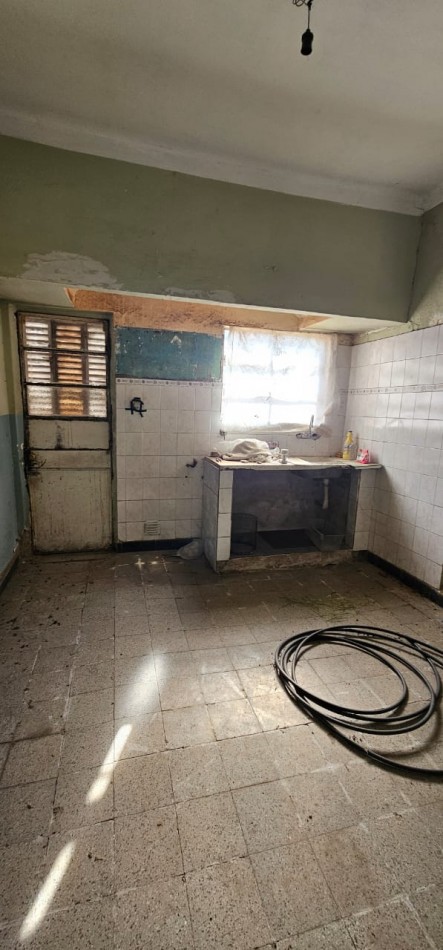 VENTA LOTE DE 469 MTS CON CASA + DEPTO INTERNO A RECICLAR 