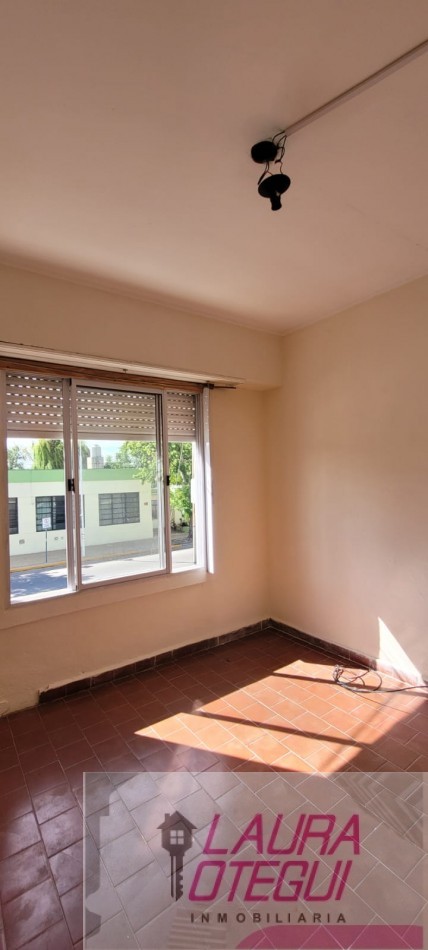 VENTA EN BLOCK, LOCAL + DEPTO DE 3 DORMITORIOS C/COCHERA EN AVENIDA PRINCIPAL 