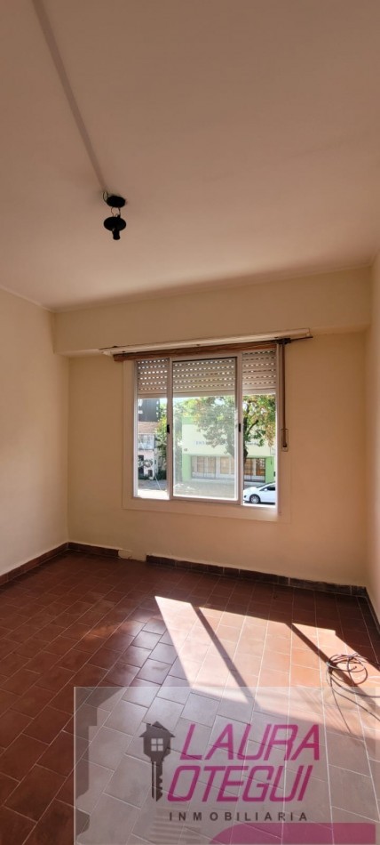 VENTA EN BLOCK, LOCAL + DEPTO DE 3 DORMITORIOS C/COCHERA EN AVENIDA PRINCIPAL 