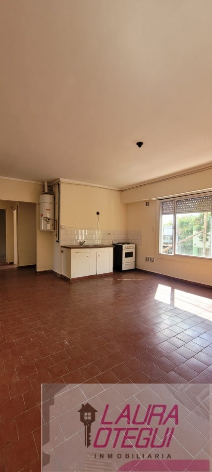 VENTA EN BLOCK, LOCAL + DEPTO DE 3 DORMITORIOS C/COCHERA EN AVENIDA PRINCIPAL 