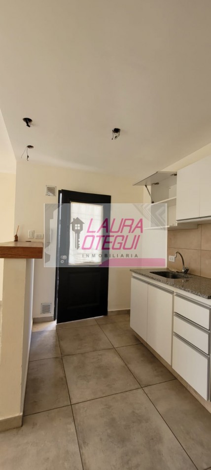 VENTA DEPTO 1 DORMITORIO C/COCHERA, ZONA SEMI CENTRICA 