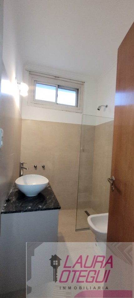 VENTA CASA 5 DORMITORIOS, 3 BAÑOS.