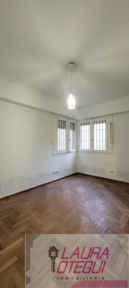 VENTA CASA 5 DORMITORIOS, 3 BAÑOS.