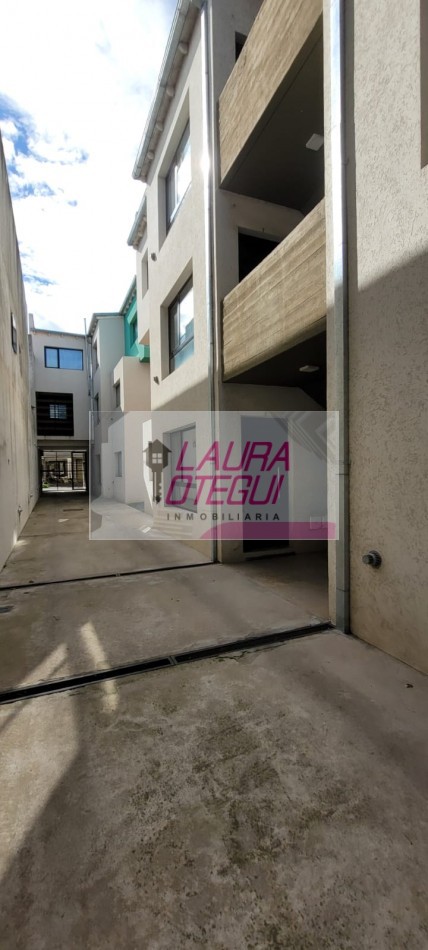 VENTA DEPTO 1 DORMITORIO C/COCHERA, ZONA SEMI CENTRICA 