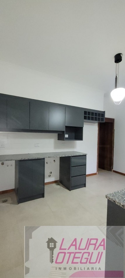 VENTA CASA 5 DORMITORIOS, 3 BAÑOS.