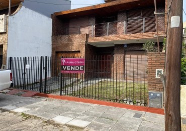 Casa 4 ambientes con garage y patio con parrilla